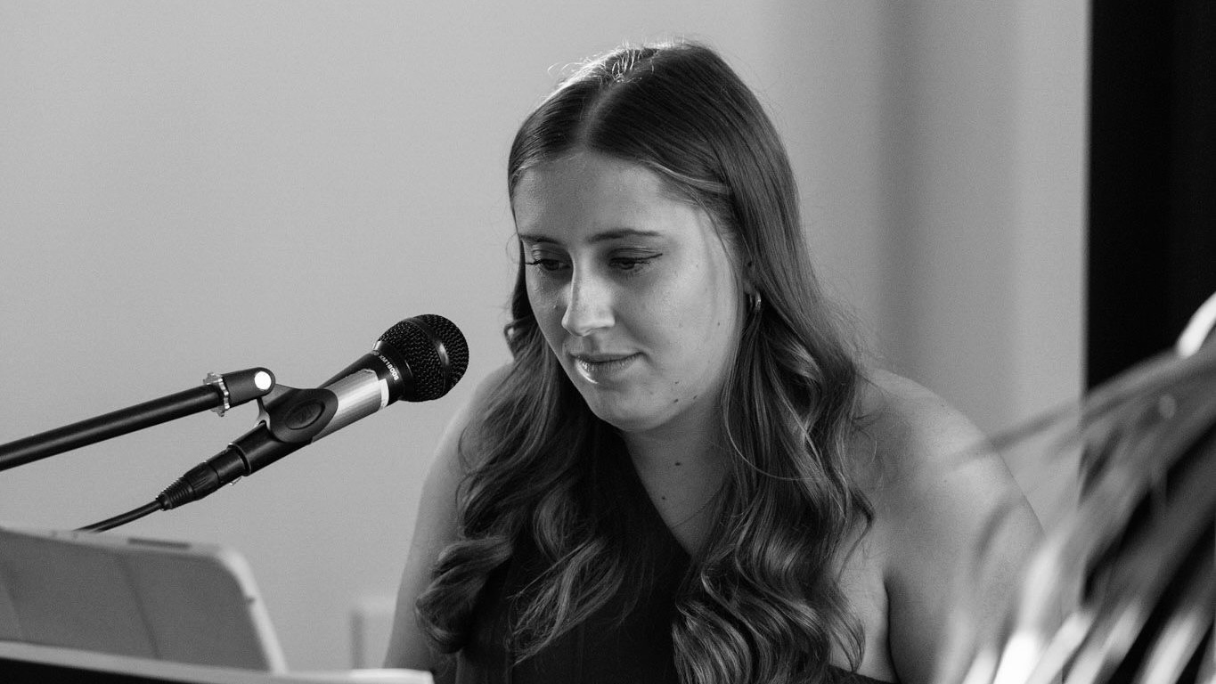 Emilie Rester am Klavier - Pianistin HERZTAKT