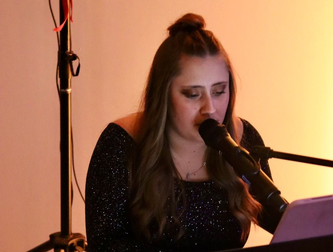 Emilie Rester Portrait - Sängerin und Pianistin