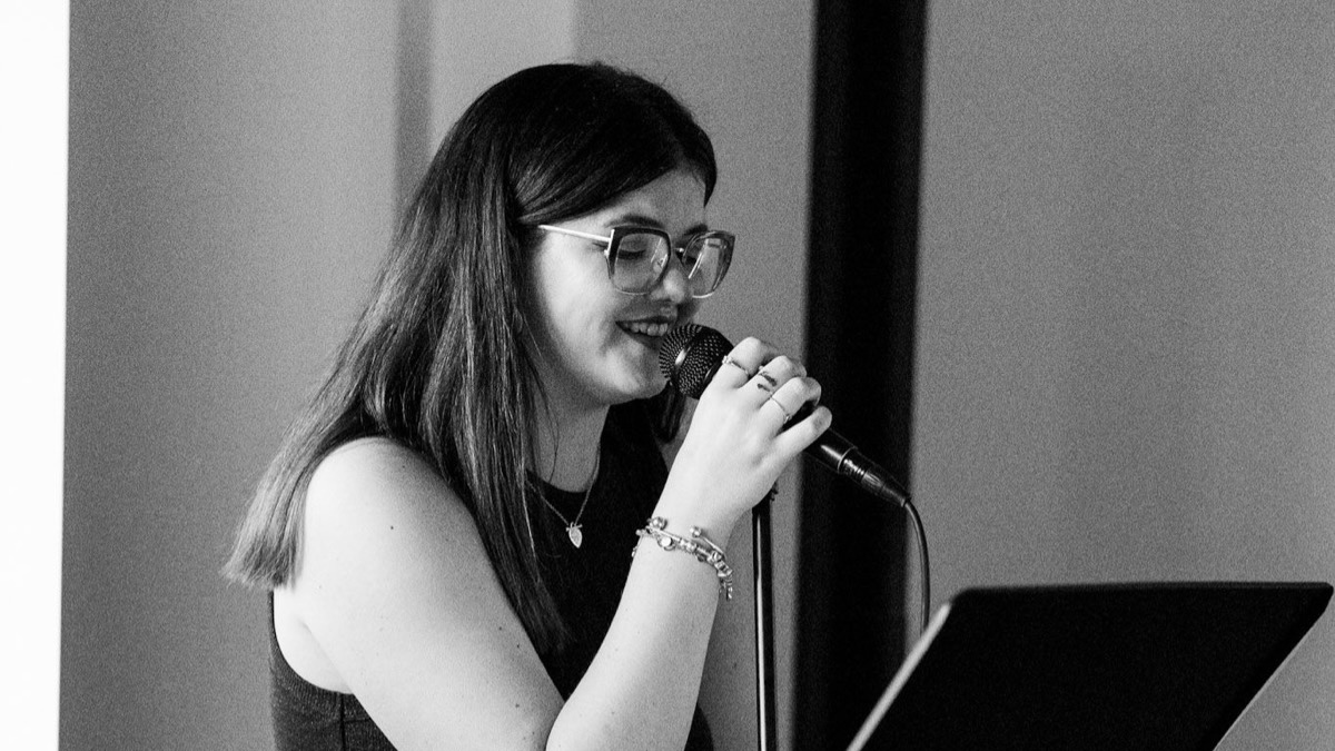 Laura Jäger mit Violine - Violinistin HERZTAKT